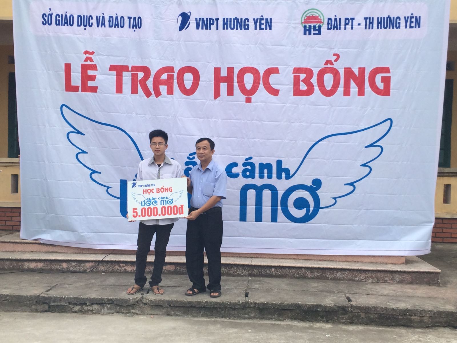 5 TRIỆU ĐỒNG TẶNG HỌC BỔNG CHO HỌC SINH NGHÈO VƯỢT KHÓ