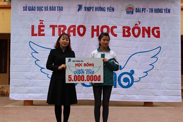 TIẾP TỤC MANG HỌC BỔNG ĐẾN VỚI HỌC SINH NGHÈO VƯỢT KHÓ