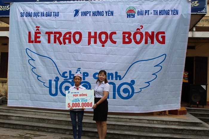 TIẾP TỤC ĐEM HỌC BỔNG ĐẾN VỚI HỌC SINH NGHÈO VƯỢT KHÓ