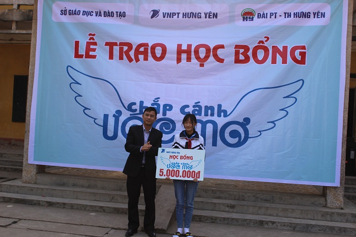 TIẾP TỤC ĐEM HỌC BỔNG ĐẾN VỚI HỌC SINH NGHÈO VƯỢT KHÓ