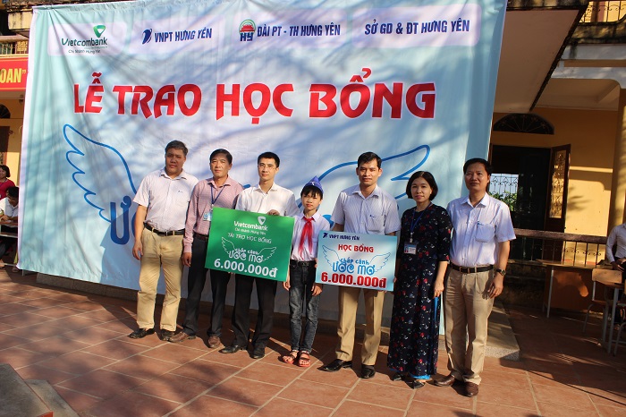 VNPT HƯNG YÊN TIẾP TỤC ĐEM HỌC BỔNG ĐẾN VỚI HỌC SINH NGHÈO VƯỢT KHÓ 