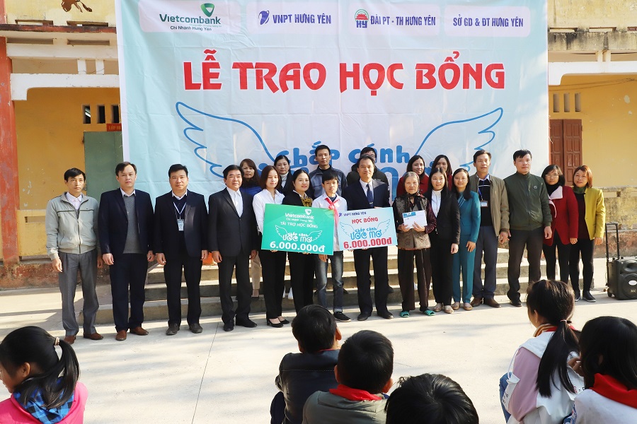 VNPT HƯNG YÊN TIẾP TỤC ĐEM HỌC BỔNG ĐẾN VỚI HỌC SINH NGHÈO VƯỢT KHÓ