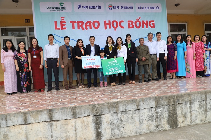 TIẾP TỤC ĐEM HỌC BỔNG ĐẾN VỚI HỌC SINH NGHÈO VƯỢT KHÓ 