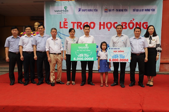 TIẾP TỤC ĐEM HỌC BỔNG ĐẾN VỚI HỌC SINH NGHÈO VƯỢT KHÓ 