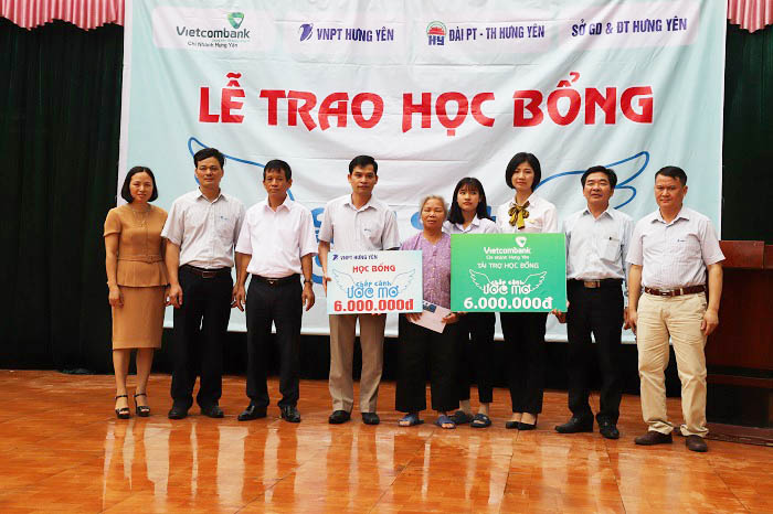 VNPT HƯNG YÊN TRAO TẶNG HỌC BỔNG CHO HỌC SINH NGHÈO VƯỢT KHÓ