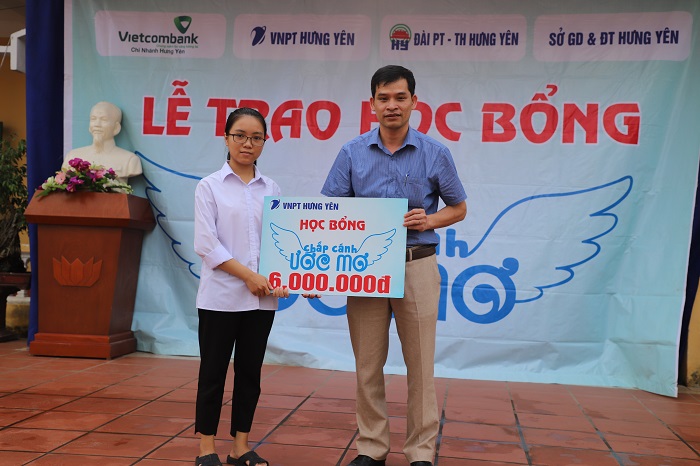 VNPT HƯNG YÊN TRAO TẶNG HỌC BỔNG CHO HỌC SINH NGHÈO VƯỢT KHÓ