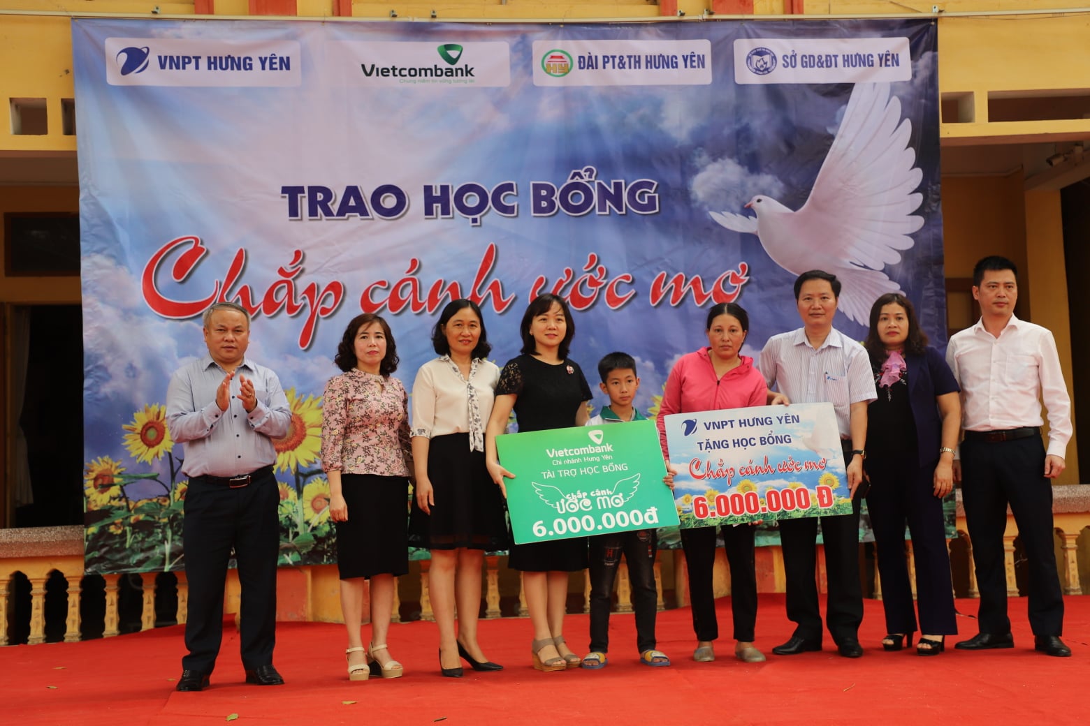 VNPT HƯNG YÊN TRAO TẶNG HỌC BỔNG CHO HỌC SINH NGHÈO VƯỢT KHÓ