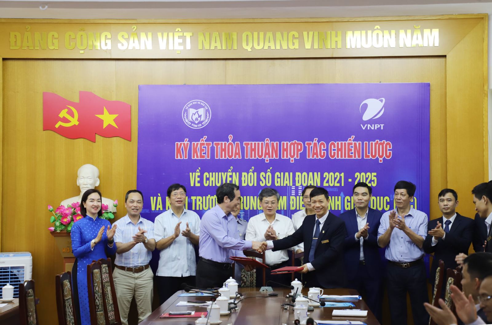  VNPT Hưng Yên ký kết thỏa thuận hợp tác chiến lược về chuyển đổi số giai đoạn 2021-2025 với Sở GD-ĐT và khai trương Trung tâm Điều hành giáo dục