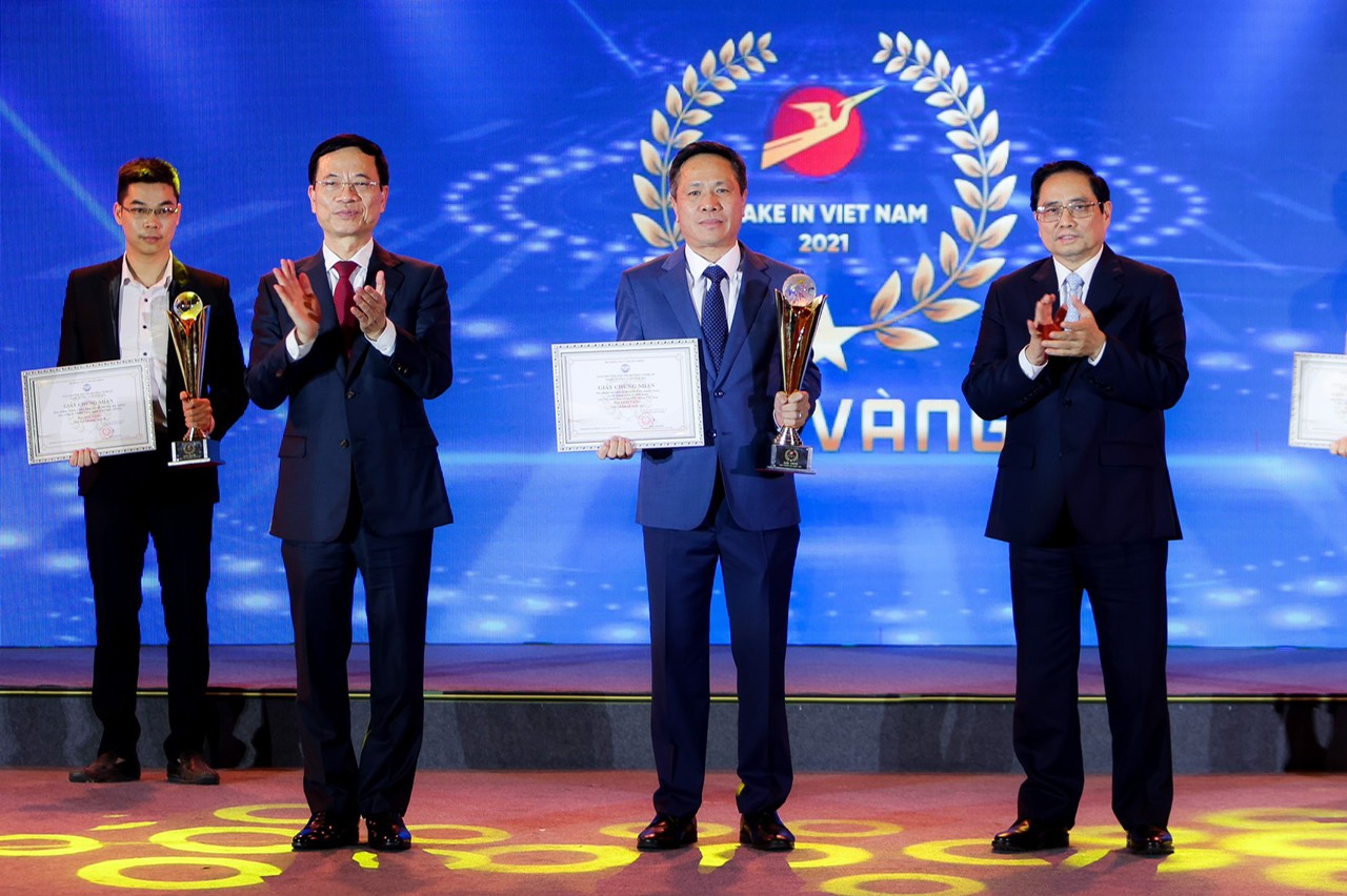 Chủ tịch HĐTV VNPT Tô Dũng Thái nhận giải Vàng Make in Viet Nam 2021 cho các sản phẩm công nghệ số của VNPT do Thủ tướng Phạm Minh Chính và Bộ trưởng Bộ Thông tin và Truyền thông Nguyễn Mạnh Hùng trao. Ảnh: Nguyễn Khánh