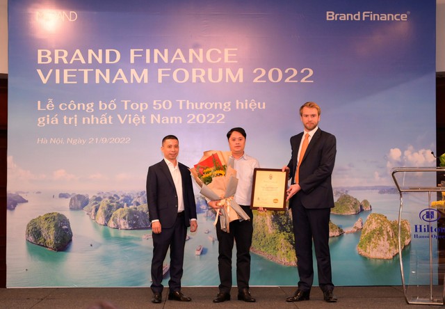 Đại diện VNPT nhận giấy chứng nhận Top 50 thương hiệu giá trị nhất Việt Nam 2022 do Brand Finance công bố